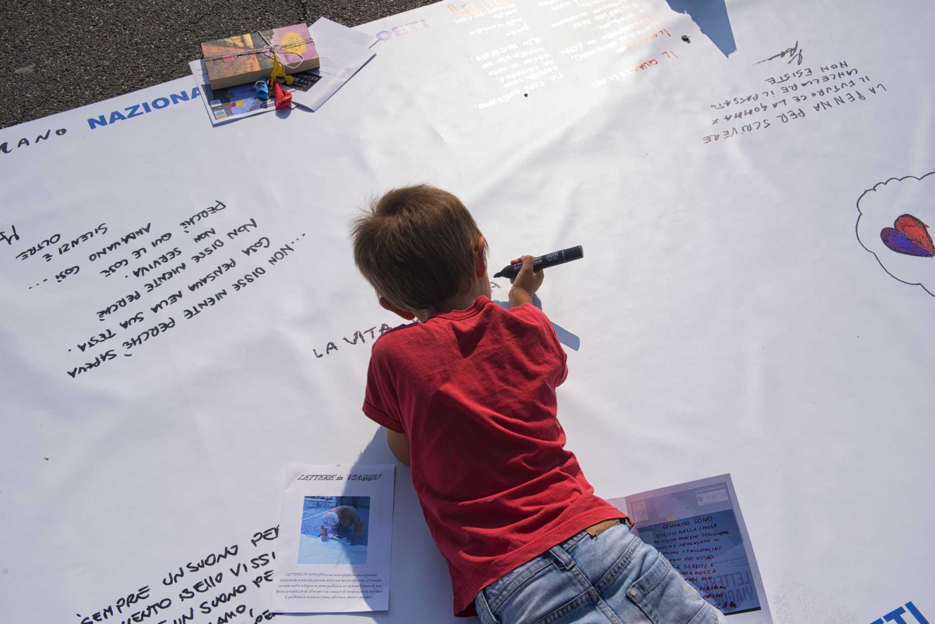 Lettere in viaggio:quando la poesia sbarca (e sbanca) al pontile di Ostia